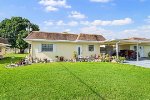 House in Lehigh Acres, Florida 2 bedrooms, 91.97 sq.m. № 2186344 - photo 2