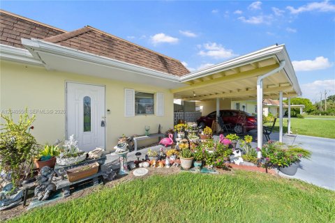House in Lehigh Acres, Florida 2 bedrooms, 91.97 sq.m. № 2186344 - photo 4