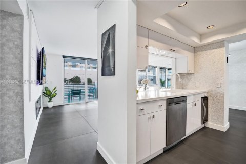 Condo in Hallandale Beach, Florida, 2 bedrooms  № 2051664 - photo 7