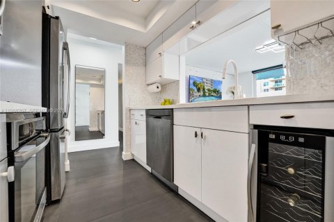 Condo in Hallandale Beach, Florida, 2 bedrooms  № 2051664 - photo 10