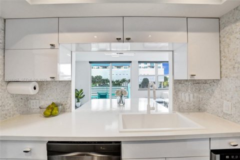 Condo in Hallandale Beach, Florida, 2 bedrooms  № 2051664 - photo 9