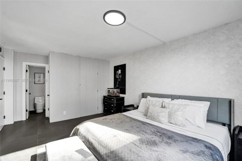 Condo in Hallandale Beach, Florida, 2 bedrooms  № 2051664 - photo 28