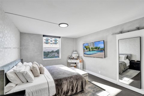 Condo in Hallandale Beach, Florida, 2 bedrooms  № 2051664 - photo 29