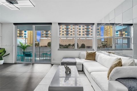 Condo in Hallandale Beach, Florida, 2 bedrooms  № 2051664 - photo 16
