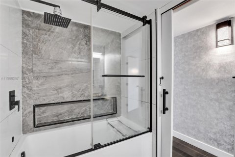 Condo in Hallandale Beach, Florida, 2 bedrooms  № 2051664 - photo 23