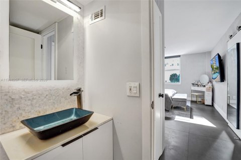 Condo in Hallandale Beach, Florida, 2 bedrooms  № 2051664 - photo 30