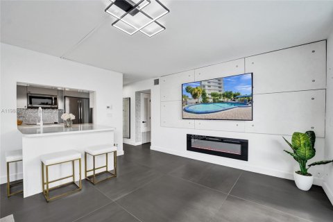 Condo in Hallandale Beach, Florida, 2 bedrooms  № 2051664 - photo 2