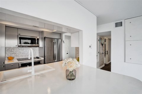 Condo in Hallandale Beach, Florida, 2 bedrooms  № 2051664 - photo 11