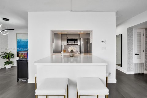 Condo in Hallandale Beach, Florida, 2 bedrooms  № 2051664 - photo 19