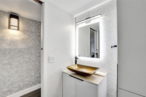 Condo in Hallandale Beach, Florida, 2 bedrooms  № 2051664 - photo 24