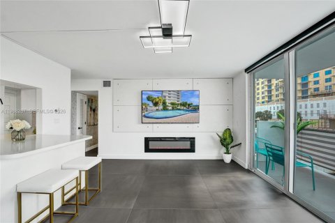 Condo in Hallandale Beach, Florida, 2 bedrooms  № 2051664 - photo 3
