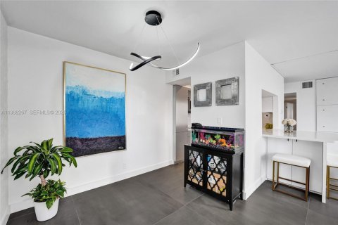 Condo in Hallandale Beach, Florida, 2 bedrooms  № 2051664 - photo 15