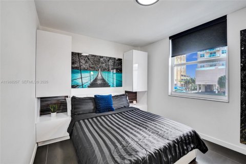 Condo in Hallandale Beach, Florida, 2 bedrooms  № 2051664 - photo 25