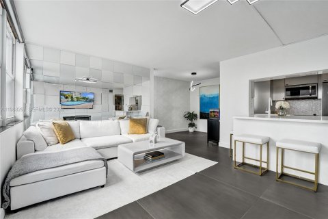 Condo in Hallandale Beach, Florida, 2 bedrooms  № 2051664 - photo 17