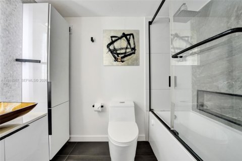 Condo in Hallandale Beach, Florida, 2 bedrooms  № 2051664 - photo 22