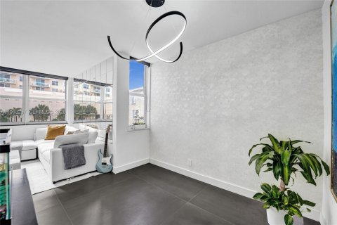 Condo in Hallandale Beach, Florida, 2 bedrooms  № 2051664 - photo 14