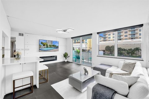 Condo in Hallandale Beach, Florida, 2 bedrooms  № 2051664 - photo 18