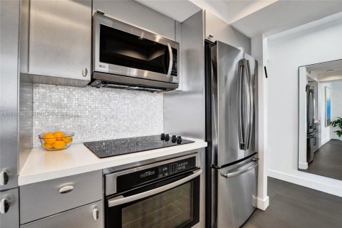 Condo in Hallandale Beach, Florida, 2 bedrooms  № 2051664 - photo 12