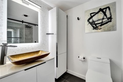 Condo in Hallandale Beach, Florida, 2 bedrooms  № 2051664 - photo 21