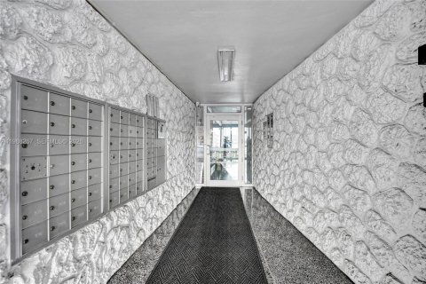 Condo in Hallandale Beach, Florida, 2 bedrooms  № 2051664 - photo 5