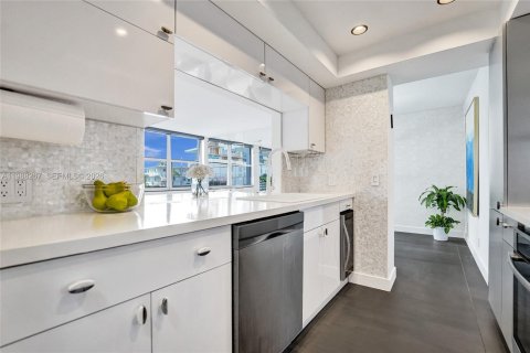 Condo in Hallandale Beach, Florida, 2 bedrooms  № 2051664 - photo 13