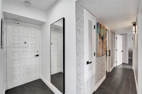 Condo in Hallandale Beach, Florida, 2 bedrooms  № 2051664 - photo 8