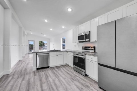 House in Miami, Florida 3 bedrooms, 105.91 sq.m. № 1891464 - photo 2