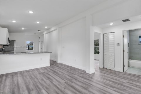 House in Miami, Florida 3 bedrooms, 105.91 sq.m. № 1891464 - photo 3