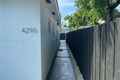Villa ou maison à louer à Miami, Floride: 2 chambres, 62.8 m2 № 1959685 - photo 4