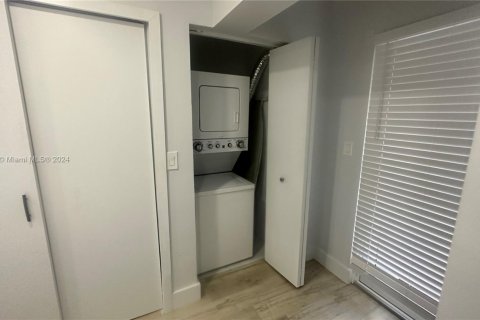 Villa ou maison à louer à Miami, Floride: 2 chambres, 62.8 m2 № 1959685 - photo 12