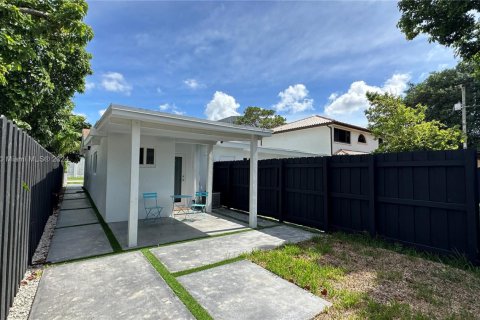 Villa ou maison à louer à Miami, Floride: 2 chambres, 62.8 m2 № 1959685 - photo 2