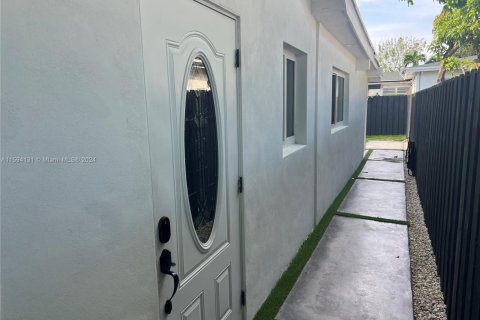 Villa ou maison à louer à Miami, Floride: 2 chambres, 62.8 m2 № 1959685 - photo 5