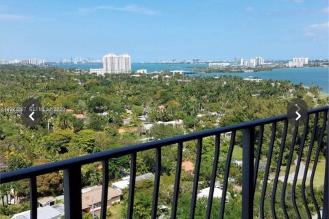Кондоминиум с 2 спальнями в Майами, Флорида № 2034405