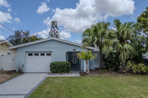 House in New Port Richey, Florida 2 bedrooms, 125.98 sq.m. № 1844532 - photo 1