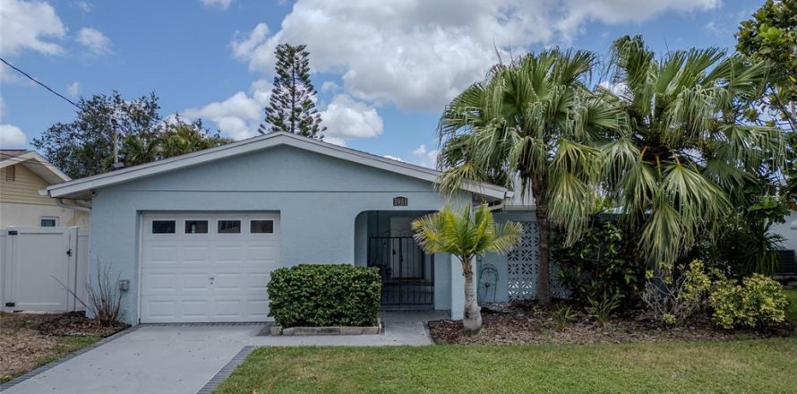 House in New Port Richey, Florida 2 bedrooms, 125.98 sq.m. № 1844532