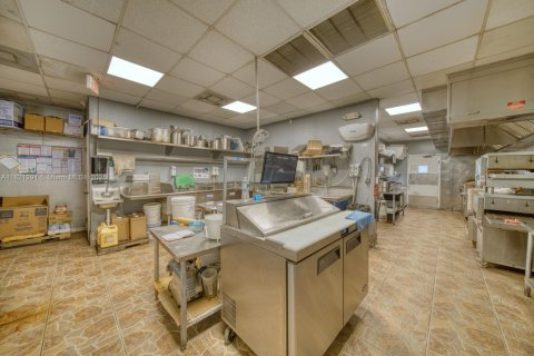 Commercial property in Kendall, Florida № 1782048 - photo 14