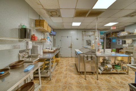 Commercial property in Kendall, Florida № 1782048 - photo 12