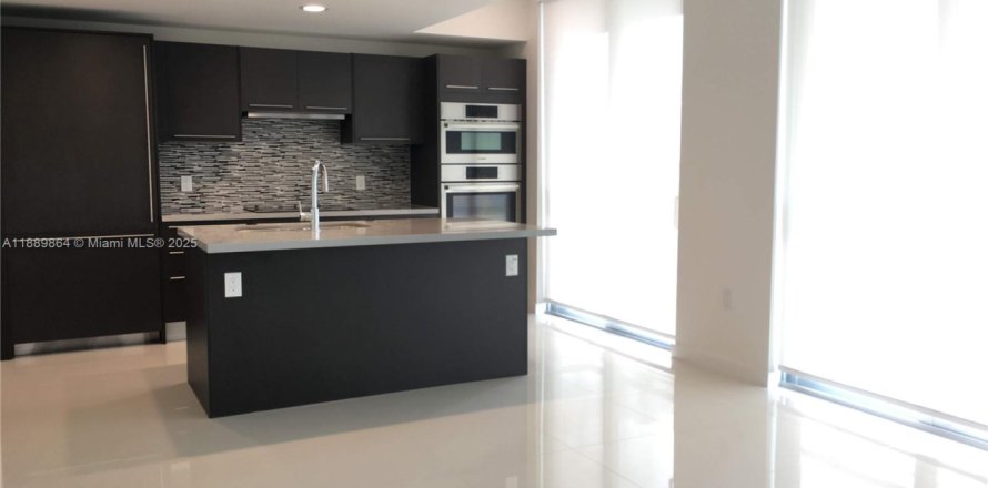 Квартира в Дорал, Флорида 1 спальня, 62.06м2 № 1939208