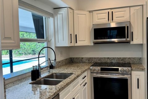 Снять в аренду виллу или дом в Бока-Ратон, Флорида 2 спальни, 102.66м2, № 2068024 - фото 2