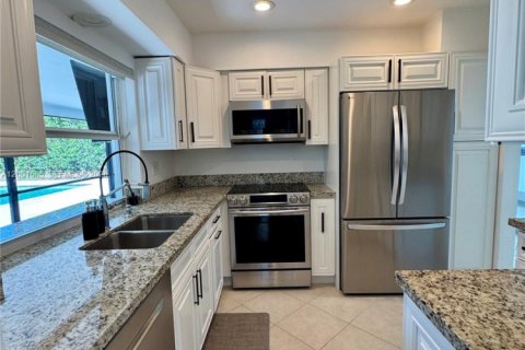 Снять в аренду виллу или дом в Бока-Ратон, Флорида 2 спальни, 102.66м2, № 2068024 - фото 3