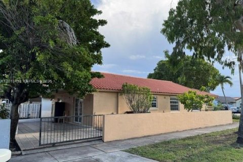 Villa ou maison à louer à Hialeah, Floride: 4 chambres, 178 m2 № 2085530 - photo 6