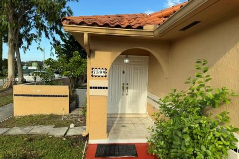 Villa ou maison à louer à Hialeah, Floride: 4 chambres, 178 m2 № 2085530 - photo 4