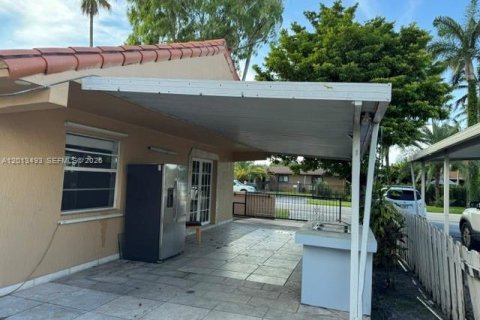 Villa ou maison à louer à Hialeah, Floride: 4 chambres, 178 m2 № 2085530 - photo 9