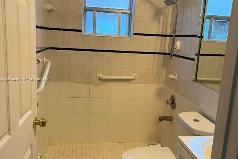 Villa ou maison à louer à Hialeah, Floride: 4 chambres, 178 m2 № 2085530 - photo 13