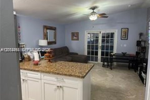 Villa ou maison à louer à Hialeah, Floride: 4 chambres, 178 m2 № 2085530 - photo 26