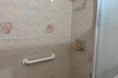 Villa ou maison à louer à Hialeah, Floride: 4 chambres, 178 m2 № 2085530 - photo 16