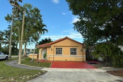 Villa ou maison à louer à Hialeah, Floride: 4 chambres, 178 m2 № 2085530 - photo 3