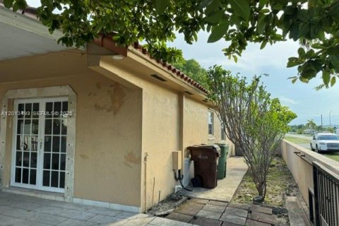 Villa ou maison à louer à Hialeah, Floride: 4 chambres, 178 m2 № 2085530 - photo 10