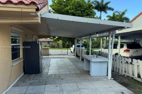 Villa ou maison à louer à Hialeah, Floride: 4 chambres, 178 m2 № 2085530 - photo 8