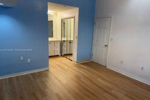Villa ou maison à louer à Hialeah, Floride: 4 chambres, 178 m2 № 2085530 - photo 21